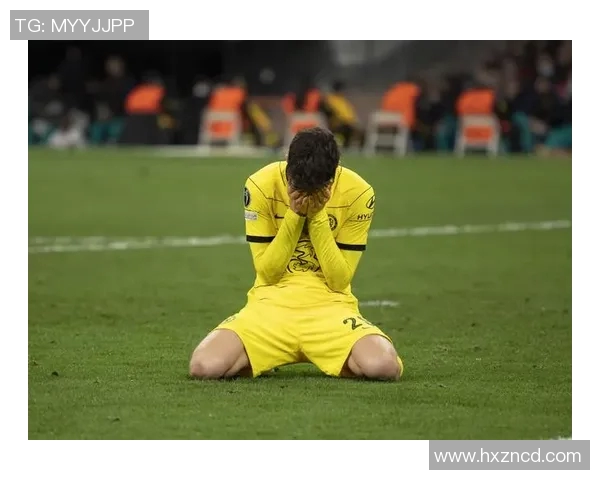 足球球星在赛场失利后的孤独与悲伤瞬间,展现无言的痛苦与坚持